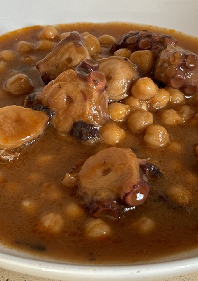 Una foto de Garbanzos con pulpo