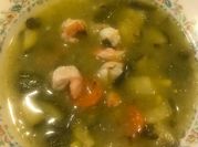 Una foto de sopa de marisco congelado