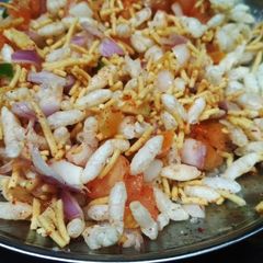 A picture of Mudhi (bhelpuri).
