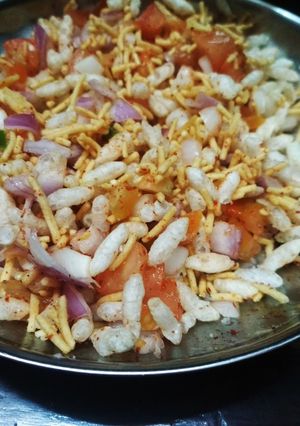 A picture of Mudhi (bhelpuri).
