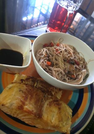 Una foto de Salmón con salteado de verduras tipo chapsui! Fácil y rico!