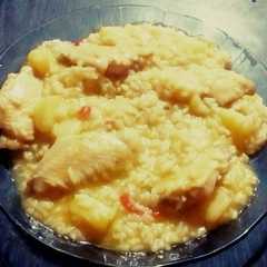 Una foto de Alitas de pollo con arroz y papas