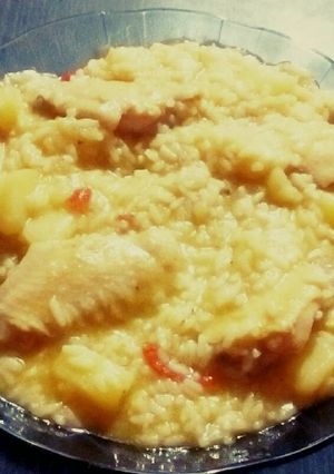 Una foto de Alitas de pollo con arroz y papas