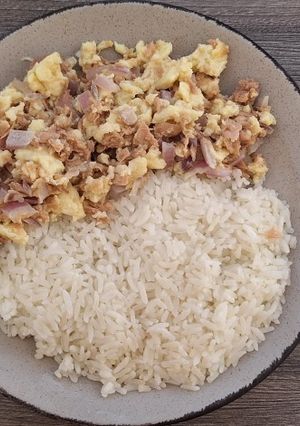 Una foto de Arroz con filete de atún y huevo