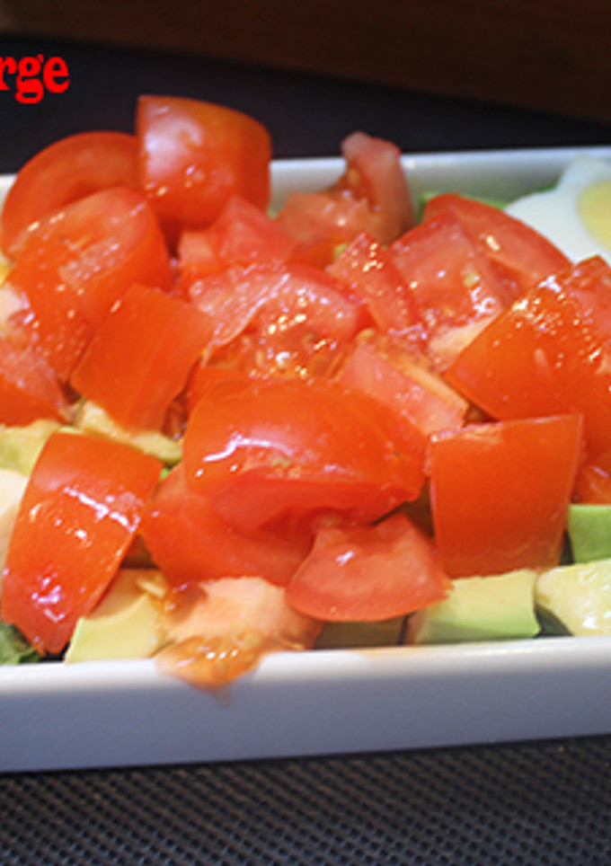 Una foto de Ensalada con estrellas de huevo cocido