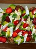 Ensalada de tomate, fresas, aguacate, queso y albahaca fresca