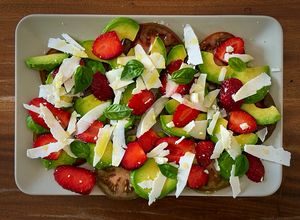 Foto principal de Ensalada de tomate, fresas, aguacate, queso y albahaca fresca