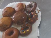 Una foto de donas al horno con relleno