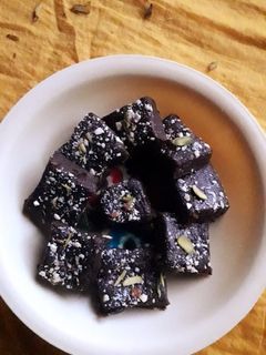 मिल्क पावडर चॉकलेट बर्फी (chocolate barfi recipe in marathi) रेसिपी चे मुख्य फोटो