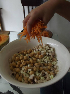 Una foto de Ensalada de garbanzos y repollo