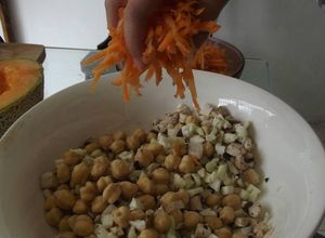 Una foto de Ensalada de garbanzos y repollo