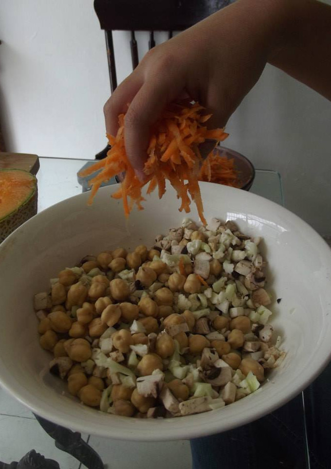 Una foto de Ensalada de garbanzos y repollo