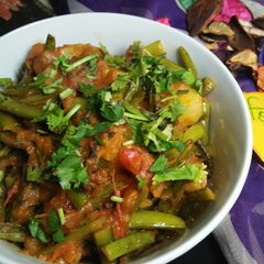 A picture of Gawar phali with potatoes.