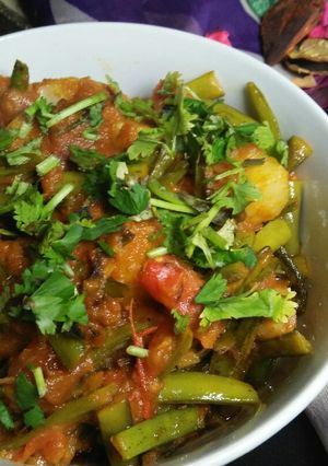 A picture of Gawar phali with potatoes.