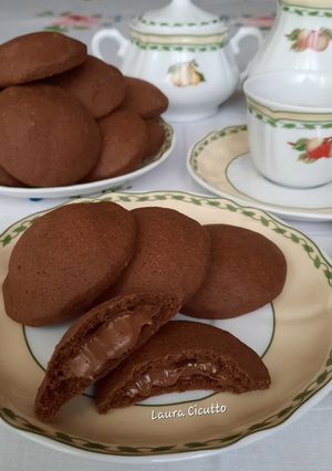 Foto di Biscotti Friabili al Cacao con Cuore Cremoso