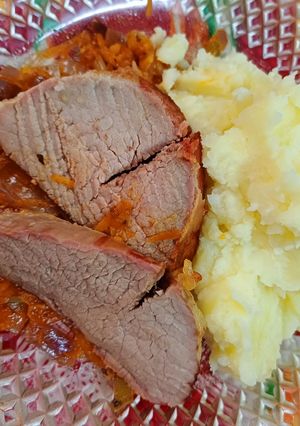Una foto de Carne al horno con puré de papas