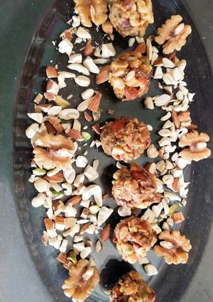 ડ્રાયફ્રુટ ચીકી લાડુ (Dryfruit Chiki Ladoo Recipe In Gujarati) રેસીપી મુખ્ય ફોટો