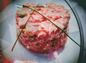 Une photo de Tartare de boeuf coupé au couteau