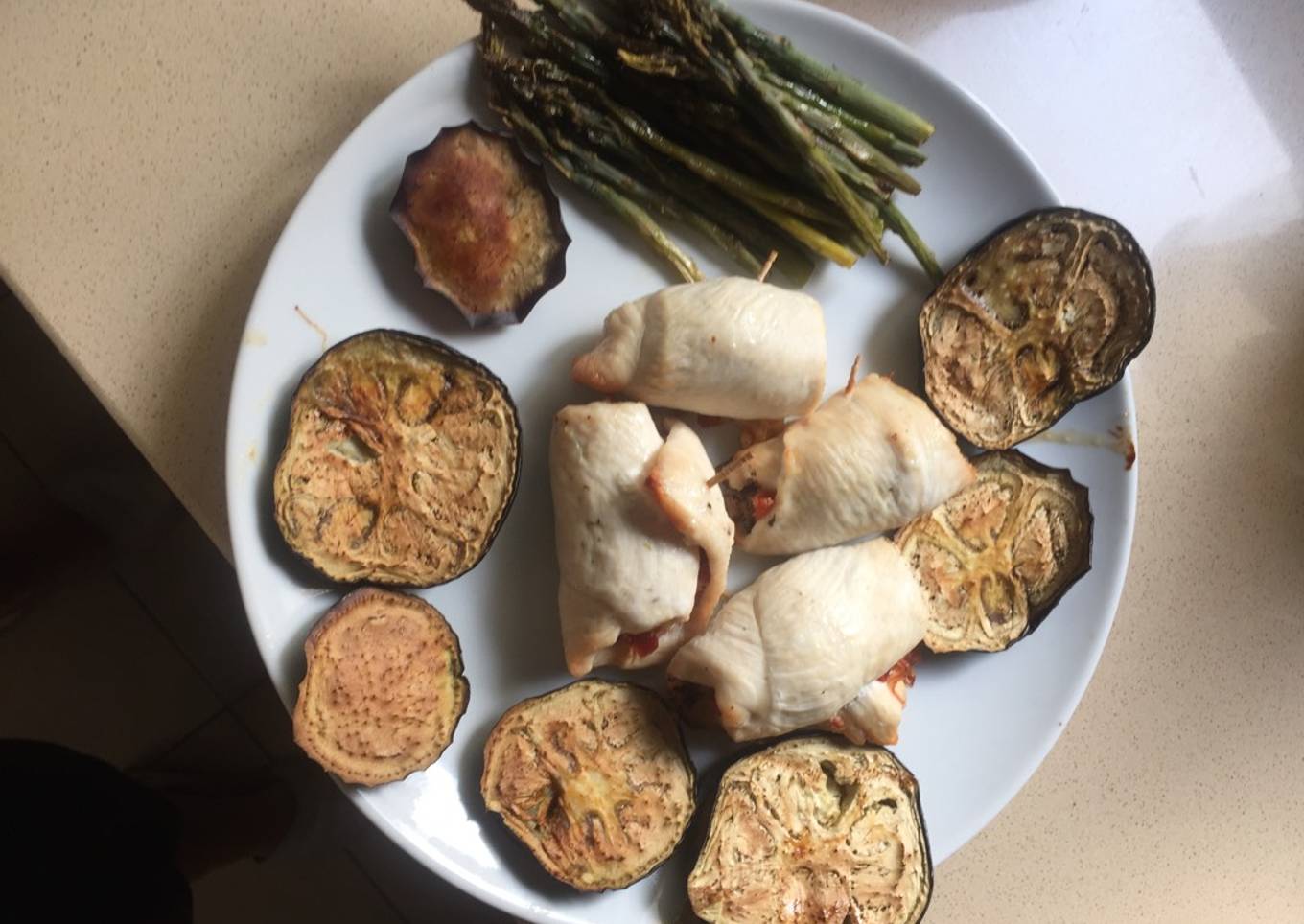 Rollitos de pollo con jamón, espárragos trigueros y berenjena