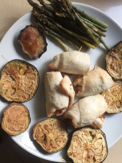 Una foto de Rollitos de pollo con jamón, espárragos trigueros y berenjena
