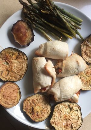 Foto principal de Rollitos de pollo con jamón, espárragos trigueros y berenjena