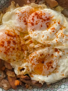 Una foto de Huevos rotos con níscalos