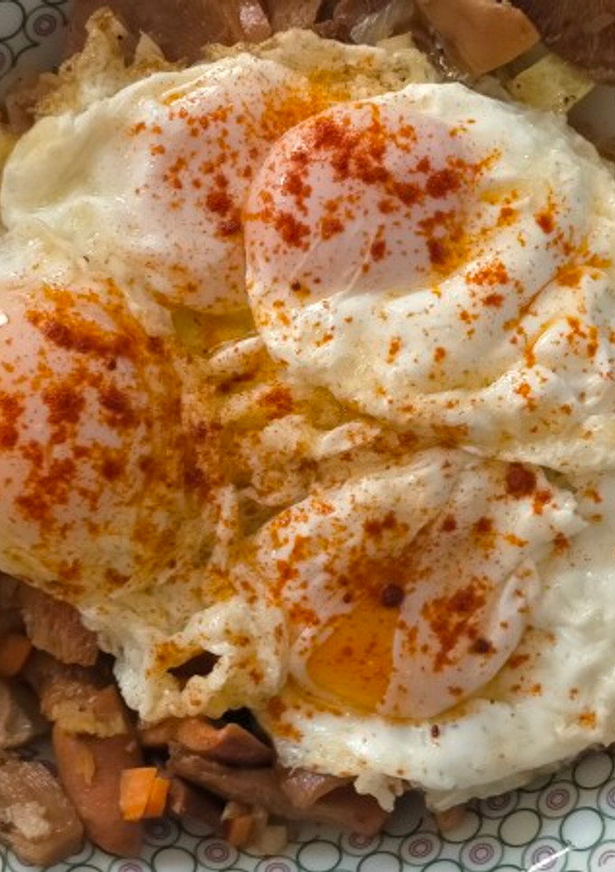 Una foto de Huevos rotos con níscalos