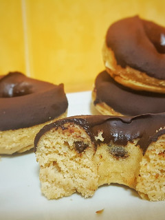 Una foto de Donuts de chocolate y cacahuete
