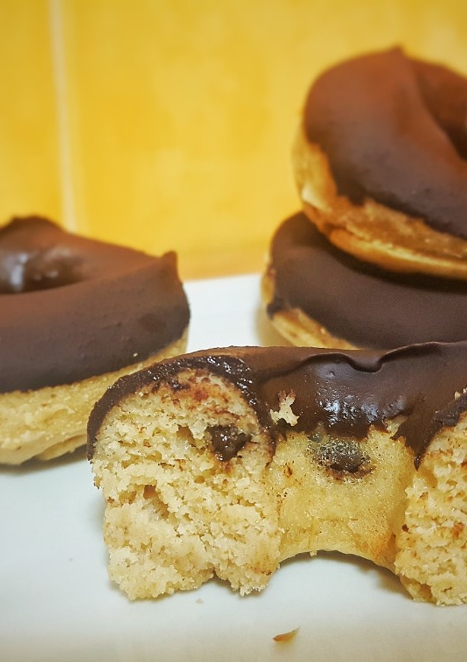 Una foto de Donuts de chocolate y cacahuete