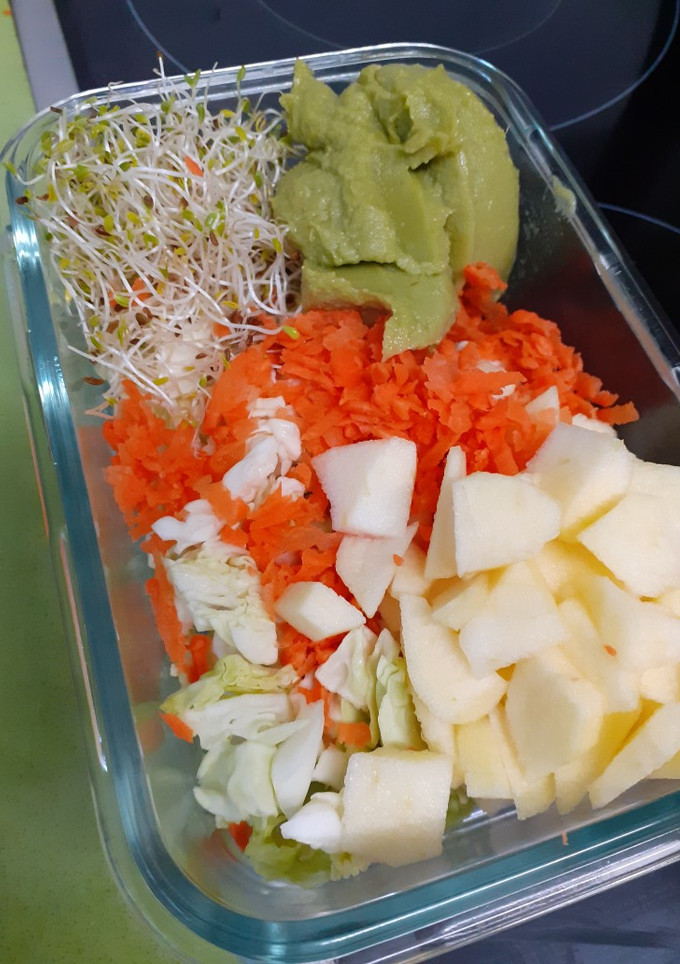 Una foto de Tupper de ensalada de col con guacamole
