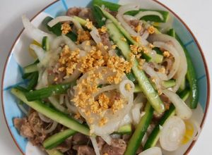 Hình của món Gỏi bò trộn hành tây.