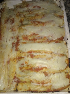 Una foto de Canelones de verduras con salsa blanca y salsa de tomates