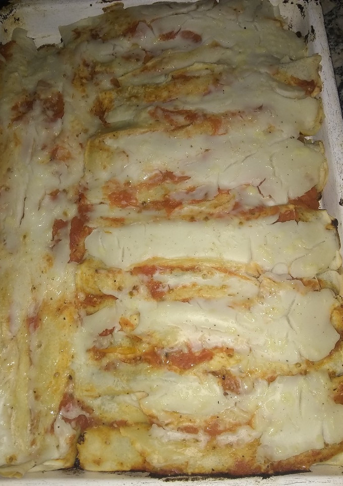 Una foto de Canelones de verduras con salsa blanca y salsa de tomates