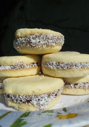 Una foto de Alfajores de maicena 💛