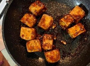 Foto de Tofu à asiática na frigideira