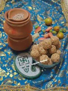 तीळ गुळ लाडू (til gul laddu recipe in marathi) रेसिपी चे मुख्य फोटो 