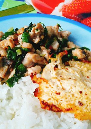 รูปของ กะเพราไก่ (+เจียวไข่นกกระทา) สไตล์เด็กหอ