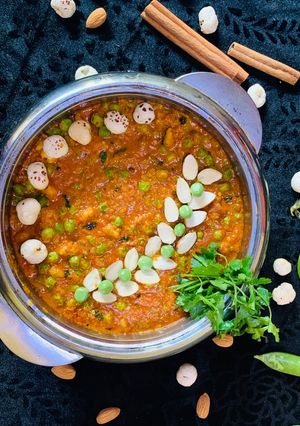 शाही मटर मखाना (shahi matar makhana recipe in Hindi) रेसिपी मुख्य फोटो