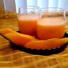 A picture of Agua de melon/ cantaloupe agua fresca.