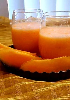 A picture of Agua de melon/ cantaloupe agua fresca.