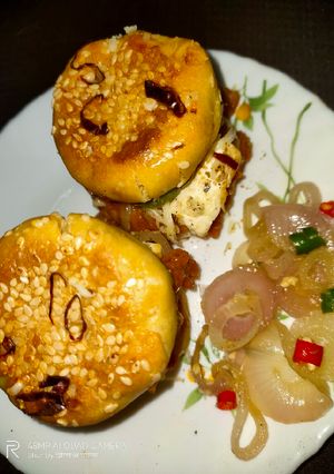 ঘরে তৈরী পনির বার্গার (Homemade Paneer Burger recipe in bengali) রেসিপির প্রধান ছবি