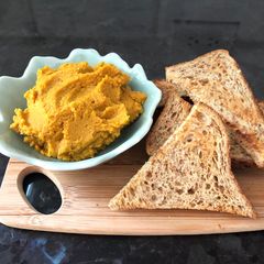 A picture of Nia’s homemade spicy curry chickpeas hummus.