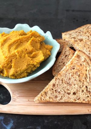 A picture of Nia’s homemade spicy curry chickpeas hummus.