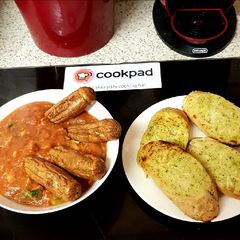 A picture of My Sausage & Cheesey Quick Sauce with Garli cheese bread. 😁.