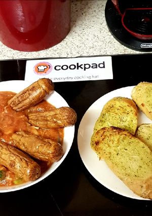 A picture of My Sausage & Cheesey Quick Sauce with Garli cheese bread. 😁.