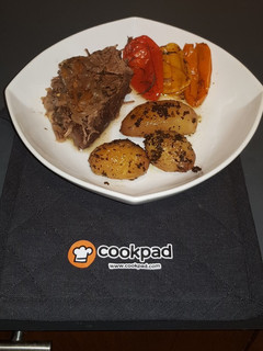 Una foto de Carne a la Cacerola con Papas Gratinadas con Albahaca