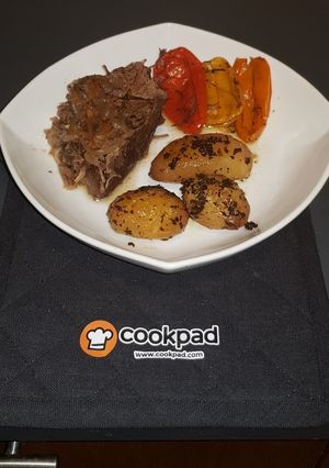 Una foto de Carne a la Cacerola con Papas Gratinadas con Albahaca
