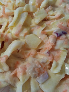 Una foto de Ensalada de col, zanahoria y manzana con salsa de yogurt y mostaza