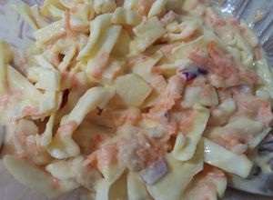 Una foto de Ensalada de col, zanahoria y manzana con salsa de yogurt y mostaza