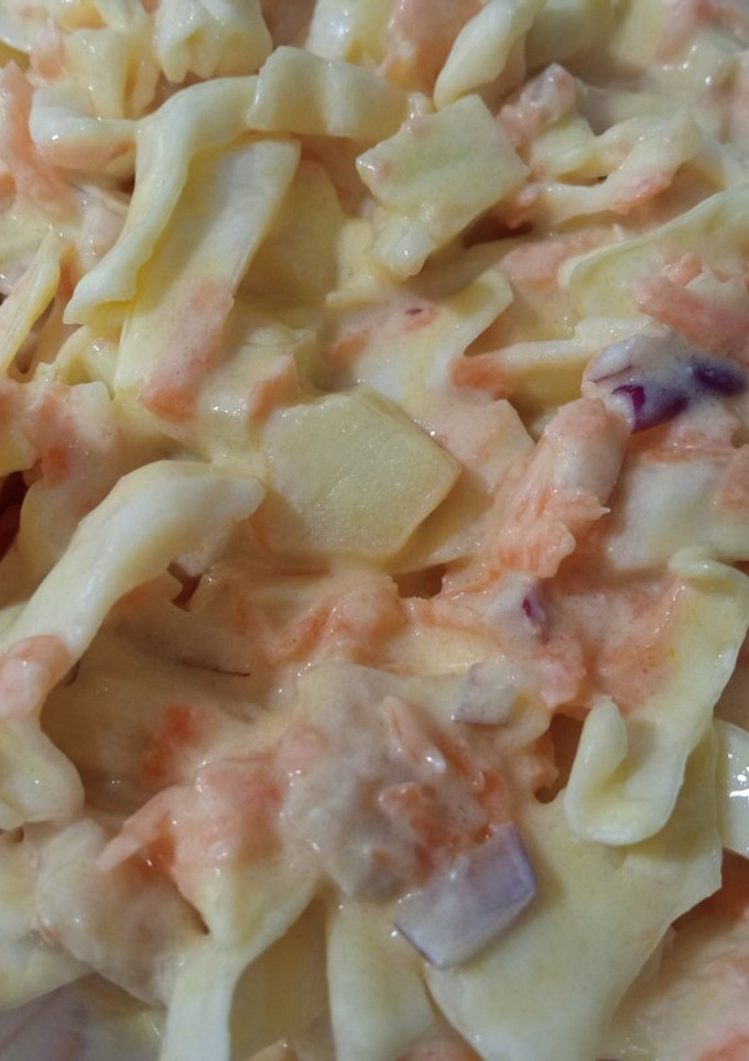 Una foto de Ensalada de col, zanahoria y manzana con salsa de yogurt y mostaza